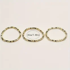 Σετ τρία γυναικεία ελαστικά βραχιόλια με μικρούς χρυσούς και ασημένιους μεταλλικούς κύβους