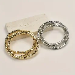 Σετ τρία γυναικεία ελαστικά βραχιόλια με μικρούς χρυσούς και ασημένιους μεταλλικούς κύβους