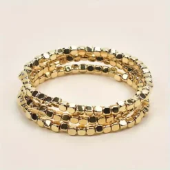 Σετ τρία γυναικεία ελαστικά βραχιόλια με μικρούς χρυσούς και ασημένιους μεταλλικούς κύβους