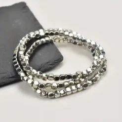 Σετ τρία γυναικεία ελαστικά βραχιόλια με μικρούς χρυσούς και ασημένιους μεταλλικούς κύβους