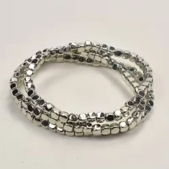 Σετ τρία γυναικεία ελαστικά βραχιόλια με μικρούς χρυσούς και ασημένιους μεταλλικούς κύβους