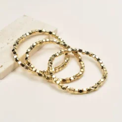 Σετ τρία γυναικεία ελαστικά βραχιόλια με μικρούς χρυσούς και ασημένιους μεταλλικούς κύβους