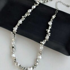 Γυναικείο κολιέ με λευκά μαργαριτάρια baroque και ασημί ακανόνιστες χάντρες