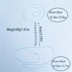 Γυναικείο κόσμημα σώματος body chain σε ασημί χρώμα με σειρά από κρυστάλλινες καρδιές φορεμένο με λευκό σακάκι και μαγιό.