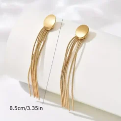 Χρυσά μακριά σκουλαρίκια με οβάλ βάση και πέντε κρεμαστές αλυσίδες τύπου snake chain σε λευκό φόντο.