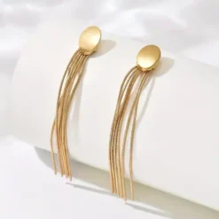 Χρυσά μακριά σκουλαρίκια με οβάλ βάση και πέντε κρεμαστές αλυσίδες τύπου snake chain σε λευκό φόντο.