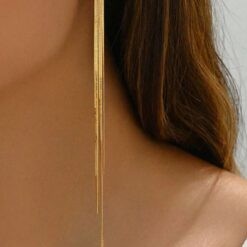 Μακριά γυναικεία σκουλαρίκια σε χρυσό χρώμα με πολλαπλές λεπτές αλυσίδες και κούμπωμα μπίλια.