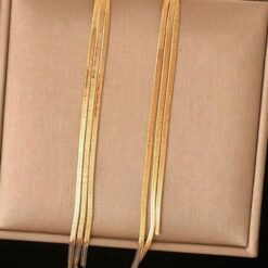 Μακριά γυναικεία σκουλαρίκια σε χρυσό χρώμα με πολλαπλές λεπτές αλυσίδες και κούμπωμα μπίλια.