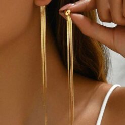 Μακριά γυναικεία σκουλαρίκια σε χρυσό χρώμα με πολλαπλές λεπτές αλυσίδες και κούμπωμα μπίλια.