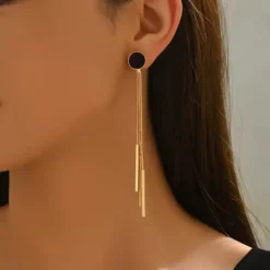 Ζευγάρι μακριά χρυσά γυναικεία σκουλαρίκια με μαύρο κυκλικό στοιχείο και κρεμαστές αλυσίδες