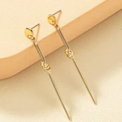 Ζευγάρι μακριά minimal σκουλαρίκια με μεταλλικό κόμπο και γραμμική ράβδο σε χρυσό