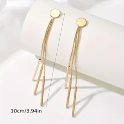 Γυναικεία μακριά χρυσά και ασημένια σκουλαρίκια με τρεις κρεμαστές αλυσίδες και μεταλλικά στοιχεία bars σε λευκό φόντο.