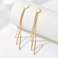 Γυναικεία μακριά χρυσά και ασημένια σκουλαρίκια με τρεις κρεμαστές αλυσίδες και μεταλλικά στοιχεία bars σε λευκό φόντο.