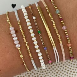 Σετ από επτά γυναικεία βραχιόλια σε boho στυλ με πολύχρωμες χάντρες, χρυσές αλυσίδες και λευκό κορδόνι