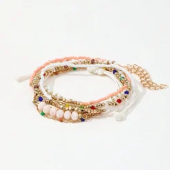 Σετ από επτά γυναικεία βραχιόλια σε boho στυλ με πολύχρωμες χάντρες, χρυσές αλυσίδες και λευκό κορδόνι