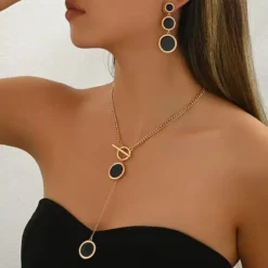 Γυναικείο σετ κοσμημάτων με χρυσό κολιέ τύπου Y και μακριά σκουλαρίκια με μαύρους κύκλους