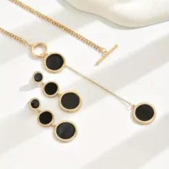 Γυναικείο σετ κοσμημάτων με χρυσό κολιέ τύπου Y και μακριά σκουλαρίκια με μαύρους κύκλους