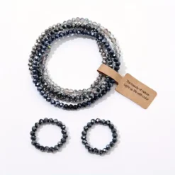Σετ με πέντε ελαστικά βραχιόλια και δύο δαχτυλίδια από κρυστάλλινες χάντρες σε γκρι, μπλε και χρυσές αποχρώσεις.