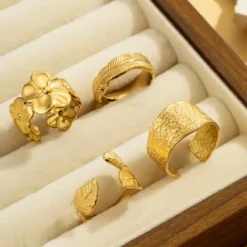 Σετ τέσσερα χρυσά ανοιγόμενα δαχτυλίδια από ανοξείδωτο ατσάλι με σχέδια φύλλα και λουλούδια