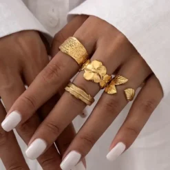 Σετ τέσσερα χρυσά ανοιγόμενα δαχτυλίδια από ανοξείδωτο ατσάλι με σχέδια φύλλα και λουλούδια