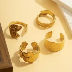 Σετ τέσσερα χρυσά ανοιγόμενα δαχτυλίδια από ανοξείδωτο ατσάλι με σχέδια φύλλα και λουλούδια