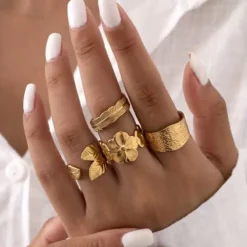 Σετ τέσσερα χρυσά ανοιγόμενα δαχτυλίδια από ανοξείδωτο ατσάλι με σχέδια φύλλα και λουλούδια
