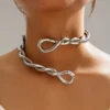 Εύκαμπτο ασημί μεταλλικό κολιέ και βραχιόλι σε σχήμα φίδι φορεμένο ως choker στο λαιμό, Chicbee