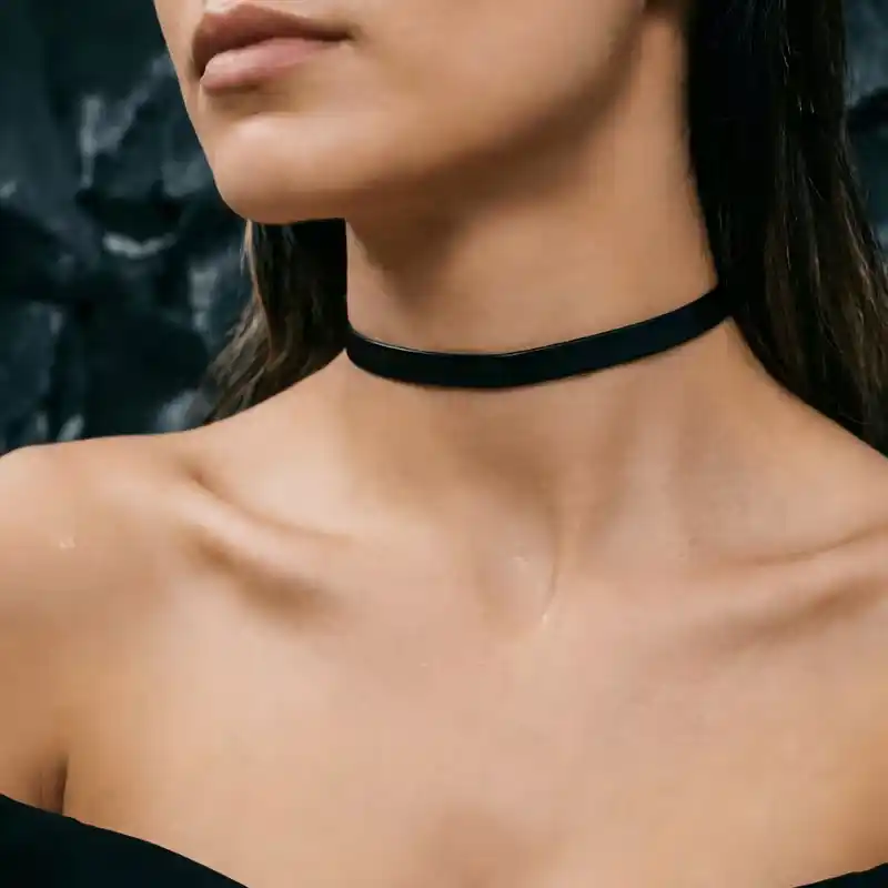 γυναικείο-μαύρο-choker-κολιέ-φορεμένο-chicbee