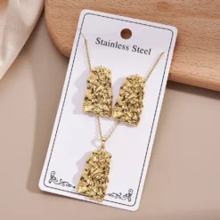 Σετ stainless steel κοσμήματα με χρυσά ανάγλυφα ορθογώνια στοιχεία σε κάρτα Chicbee