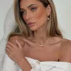 Μοντέλο που φοράει το minimal χρυσό σετ κοσμημάτων Chicbee με κολιέ, βραχιόλι και σκουλαρίκι με μαργαριτάρι.