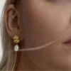 Χρυσά γεωμετρικά σκουλαρίκια με μαργαριτάρι Chicbee