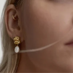Χρυσά γεωμετρικά σκουλαρίκια με μαργαριτάρι Chicbee