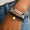 Γυναικείος καρπός με layered boho βραχιόλια με χάντρες και χρυσό στοιχείο Chicbee