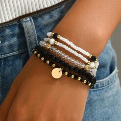 Γυναικείος καρπός με layered boho βραχιόλια με χάντρες και χρυσό στοιχείο Chicbee
